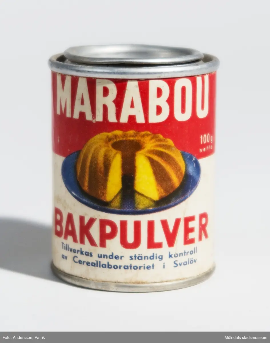 Liten röd och vit metallburk med bakpulver från Marabou, 100 g. Bild och recept på sockerkaka tryckt på förpackningen.
