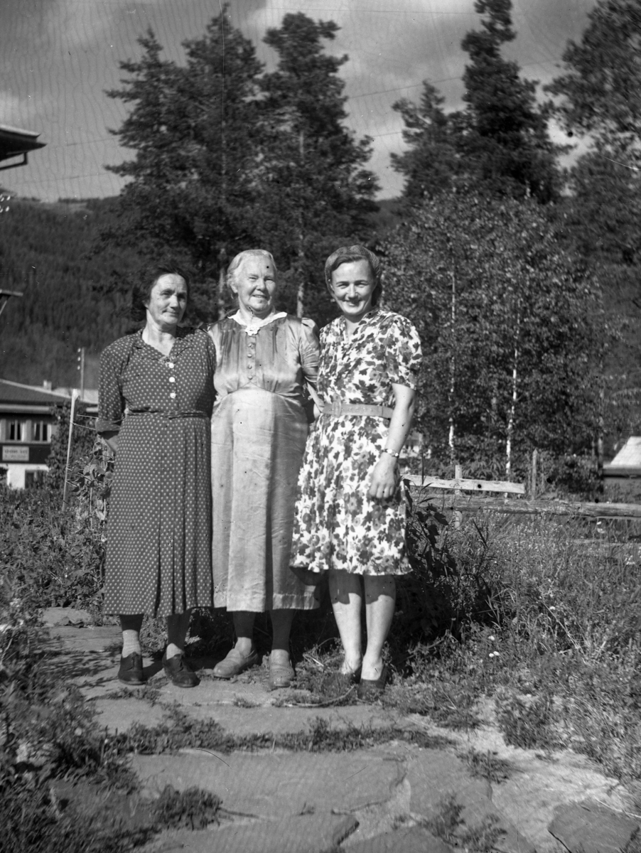 Gruppe frå v. Elise Listøen Klepp, Ukjent og Solveig Klepp