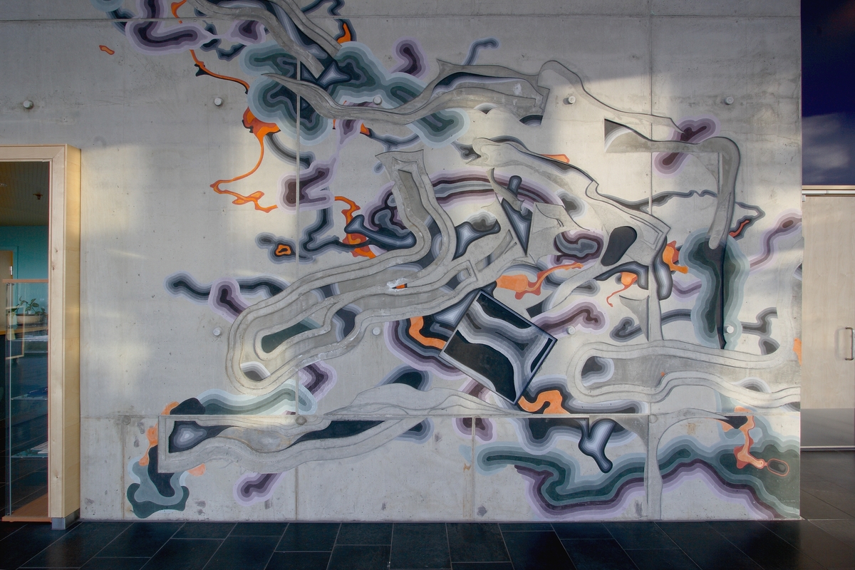 Kunstneren har arbeidet seg nærmest smygende med hviskende bevegelser inn i overflaten av betongveggen.