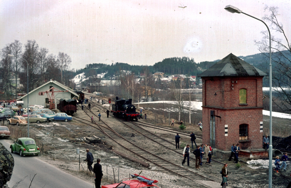 Oversiktsbilde over Krøderen stasjon med veterantog fra Drammen.