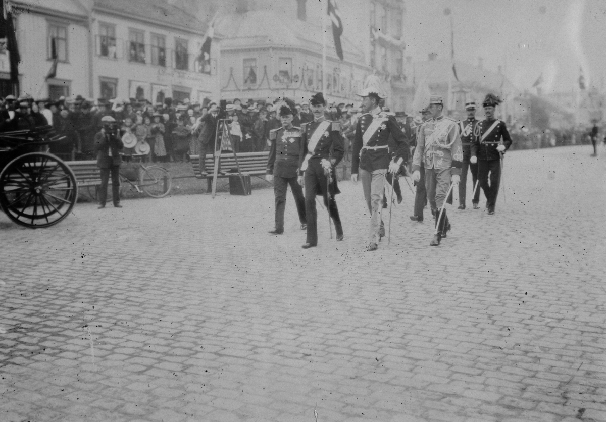 Kong Haakon VII i følge med kongelige gjester på vei ned Munkegaten til Ravnkloa i Trondheim.