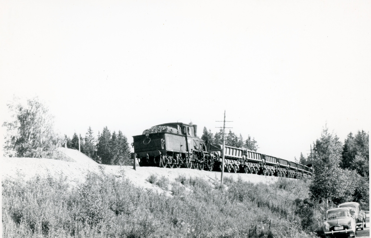 Damplokomotiv type 21c nr. 372 med grustog med sidetippvogner på Solørbanen