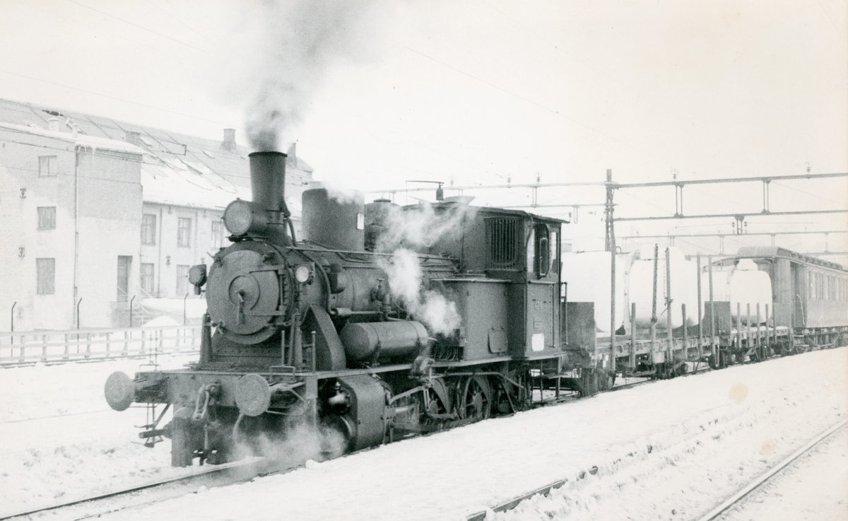 Damplokomotiv type 25d nr. 424 i skiftetjeneste på Oslo Østbanestasjon
