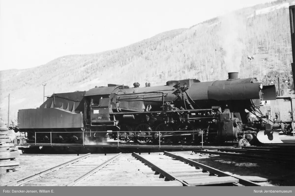 Damplokomotiv type 63a nr. 252 på svingskiva på Otta stasjon