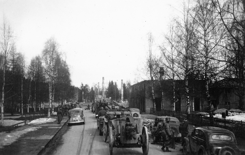 Tysk artilleri rykker inn Rena sentrum. Foto, Øyvind Leonsens billedsamling.