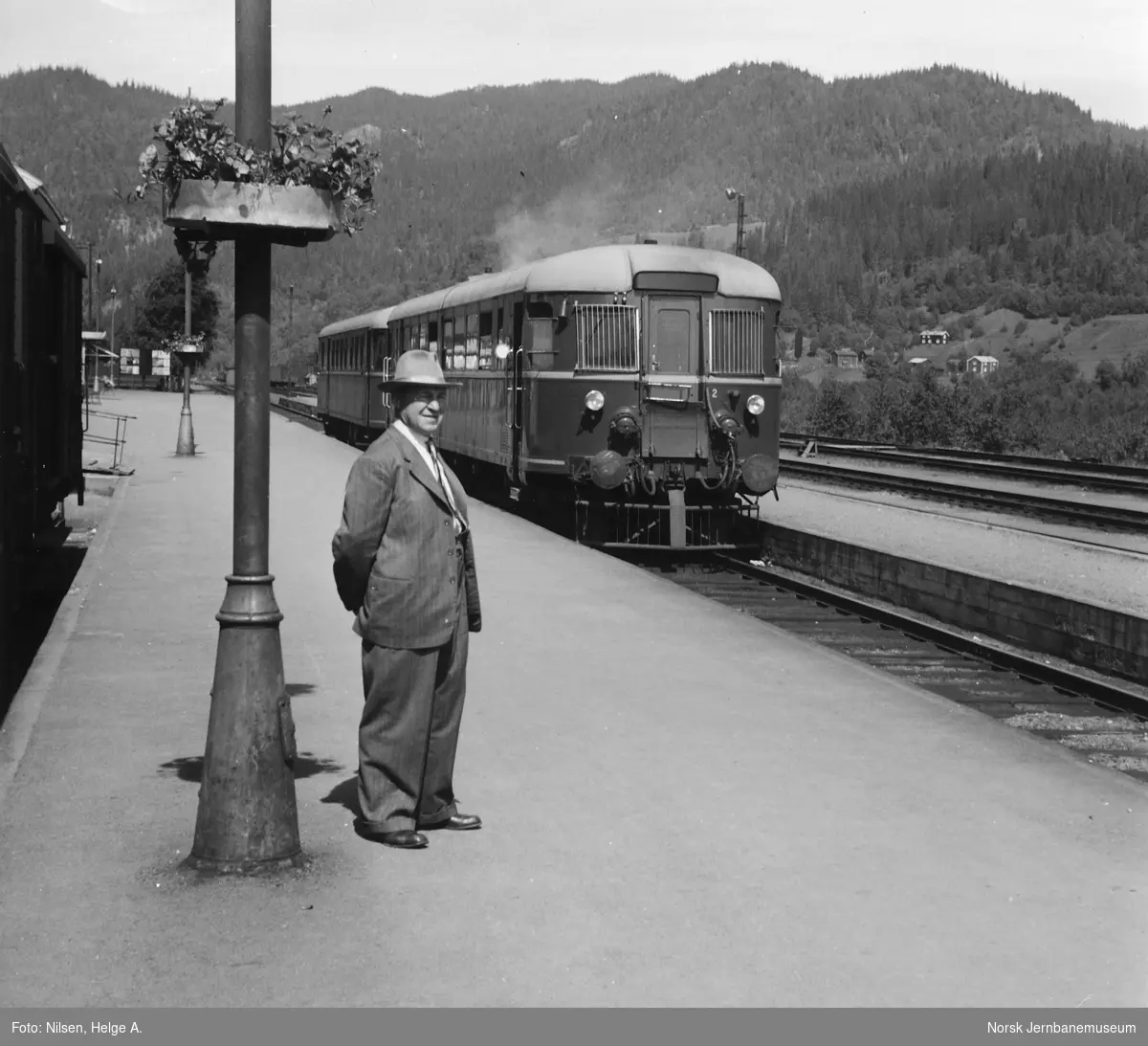 Arthur Nilsen på Støren stasjon med motorvognsett type 86 i bakgrunnen