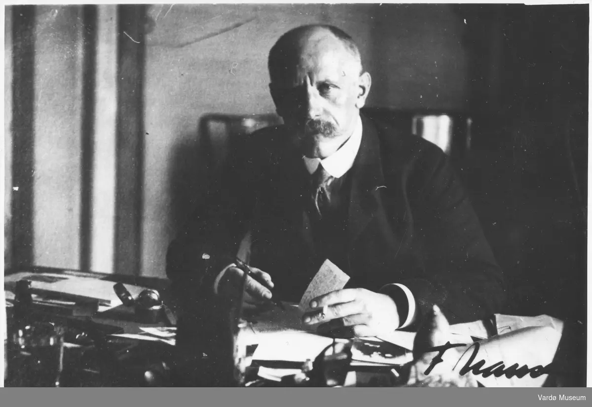 Fridtjof Nansen ved skrivebordet hjemme hos sin vert godseieren Peter Ivanovich Godalov.