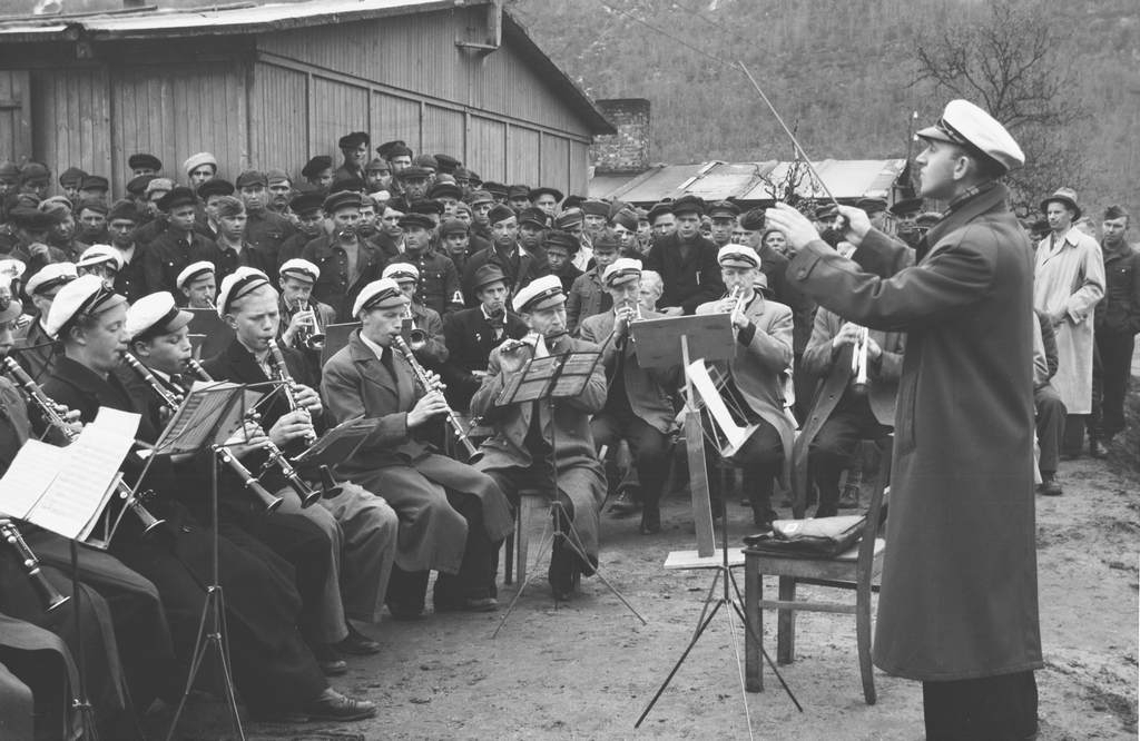 LKAB musikkorps gir konsert i den russiske fangleiren i Beisfjord. Krigsfanger, Dirigent Oluf Bertheussen,