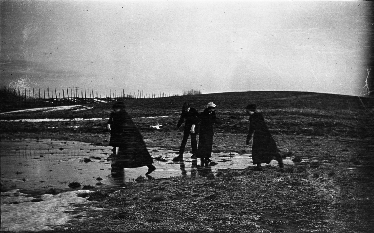 Fotoarkivet etter Gunnar Knudsen. Fem mennesker som går på en islagt vanndam.