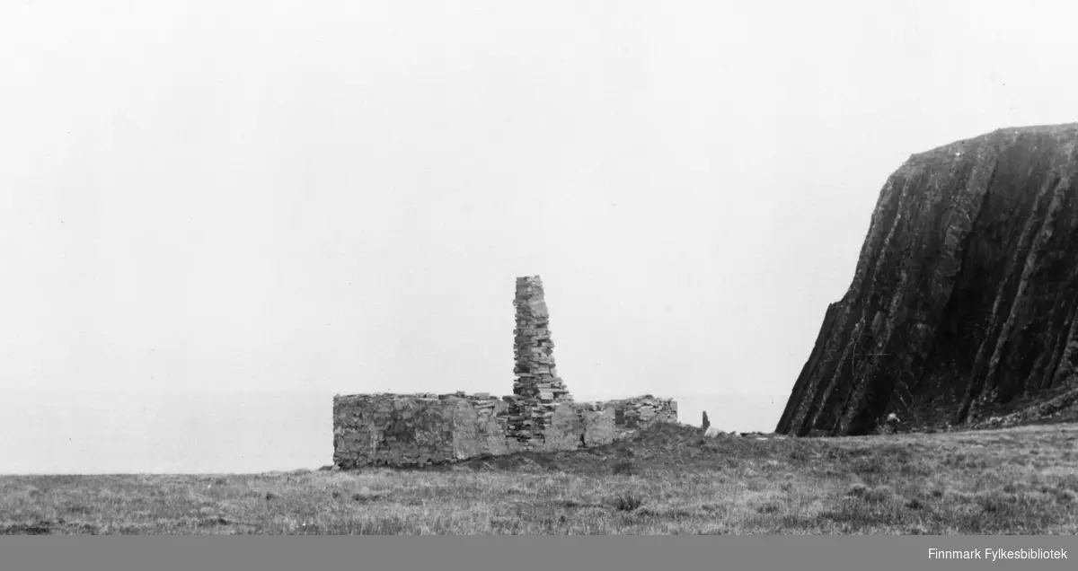 Ruin av hus i Kjelvik. Bare grunnmur og pipe står igjen. Bildet er tatt etter 1945. Kjelvik Nordkapp kommune. Kjelvik var største tettbegyggelse i Nordkapp kommune i første del av 1900-tallet, inntil brenningen av Finnmark høsten 1944. Kommunen hørte til Kistrand i Porsanger til 1861 og ble utskilt og fikk navnet Kjelvik