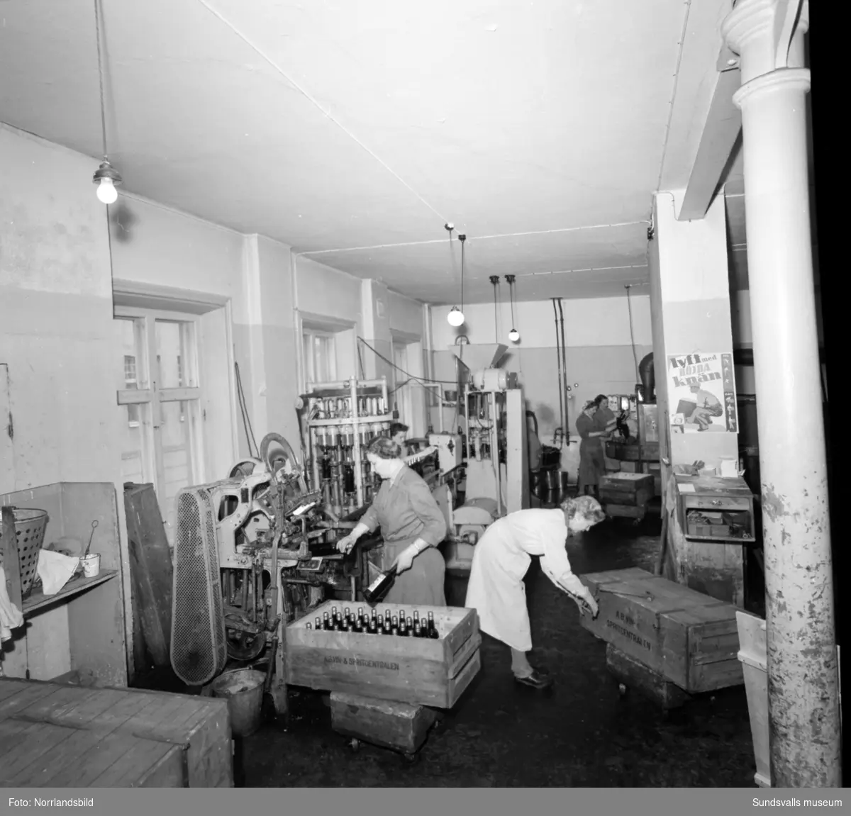 En stor serie bilder från verksamheten i Vin & Spritcentralens gamla lokaler vid Trädgårdsgatan-Bankgatan, allt från diskning av flaskor till lagring, tappning, kontorsarbete och reparationer.