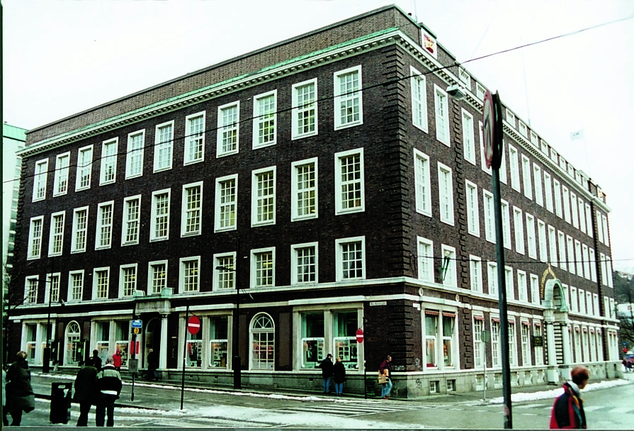 Bergen telegrafbygning er tegnet av arkitektene Berner og Kielland. Det er brukt klinkerbrent teglstein med hvite marmordetaljeringer. Hovedfasaden mot parken er intakt, og har fremdeles originale symboler, vindusgitter og veggfaste utelamper (1997).