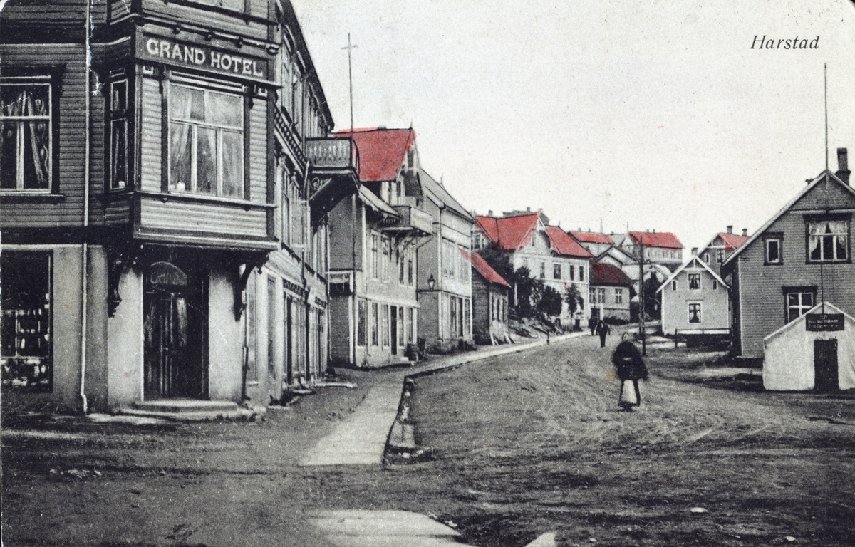 Strandgata i Harstad, med Grand hotell til venstre.