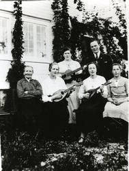 Rørvik - Musikanter utenfor "Promenadecafeen" øverst i Dahls