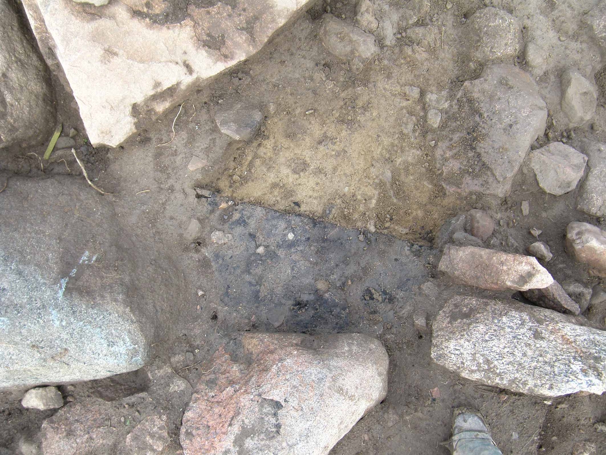 Arkeologisk slutundersökning, härd A62045 och bengömma A76992 i grav A11570, Berget, Gamla Uppsala, Uppsala 2008