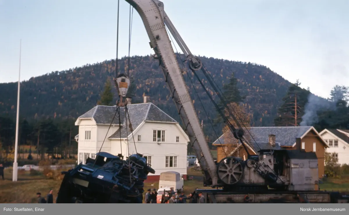 Fjerning av avsporet damplokomotiv type 21e nr. 207 etter avsporing med pukktog ved Lia, km 101,35, mellom Kongsberg og Lampeland