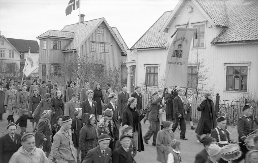 Feiring av 17. mai 1954 på Andenes, toget i Storgata. Andenes Skole (russen)