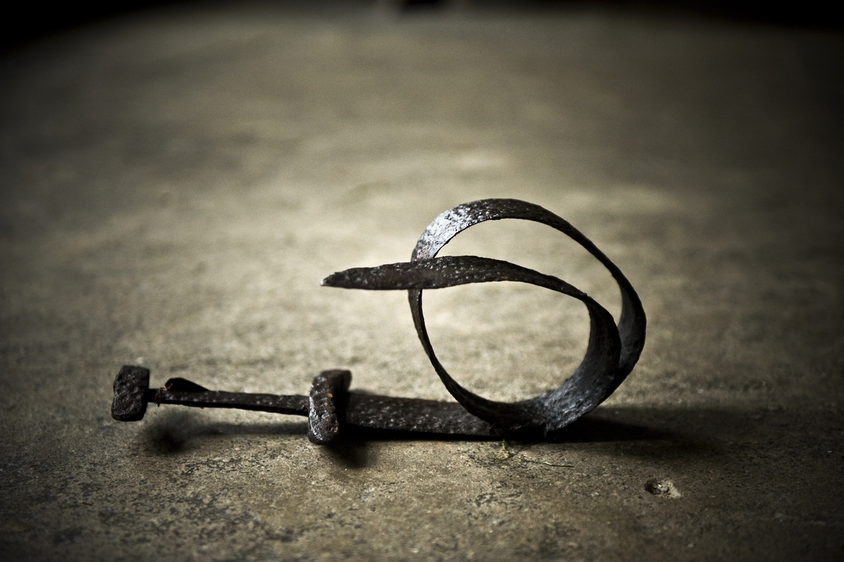 Tveegget jernsverd med opprullet klinge, godt bevart, med blodrefill. Hjaltet er av Jan Petersens Q-type, Vikingesverd fig. 111. Underhjaltet krummet, med eliptisk lengdesnitt, største høyde ved endene. Lengde 14 cm, høyde 1,4 - 1,6 cm, tykkelse 2,6 cm. Overhjaltet er kort og rett, også med eliptisk lengdesnitt. Lengde 8 cm, høyde 1,8 cm, tykkelse 2,2 cm. Avstand mellom hjaltene 10 cm.

SM.2687-88 er funnet samlet på en åker i en kiste av tynne steinheller. I nærheten flere gravhauger. Her stod også en runestein, som i 1864 ble sendt inn til Universitetets Oldsaksamling, C.3497, se Norges innskrifter med de yngre runer, bind II, s. 214 ff. Runeinnskriften er av kristen karakter, men synes å ha stått på et hedensk gravminne, Glomshaugen. Den dateres til midten av 12. årh., mens vårt funn helst hører hjemme i midten av 10. årh., men også kan være senere, gå ned i 11. årh.