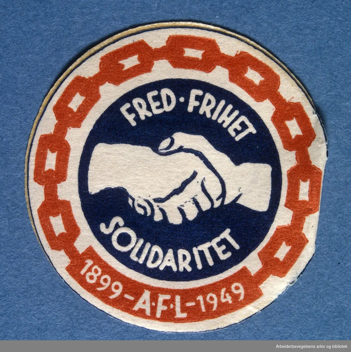 Arbeiderpartiets 1. mai-merke fra 1949, som.markerte Arbeidernes Faglige Landsorganisasjons 50-årsjubileum