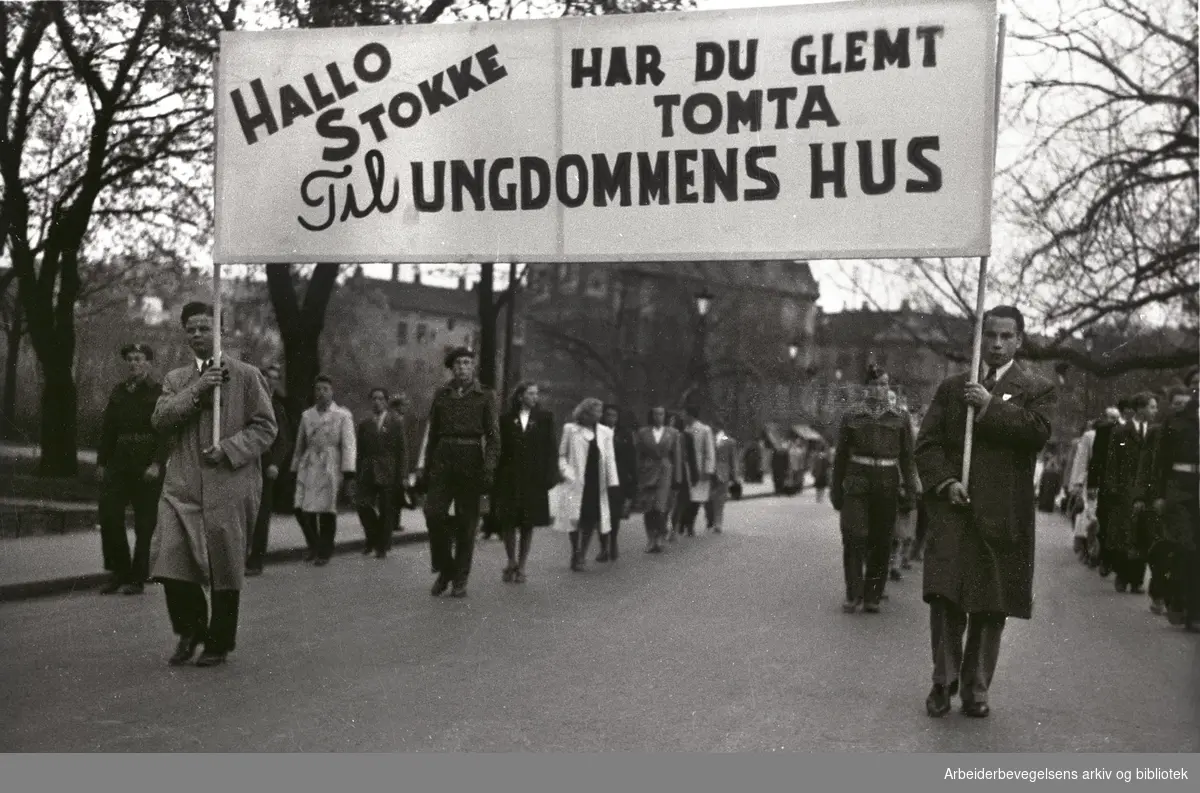 1. mai 1948, demonstrasjonstoget. Parole: Hallo Stokke. Har du glemt tomta til ungdommens hus.