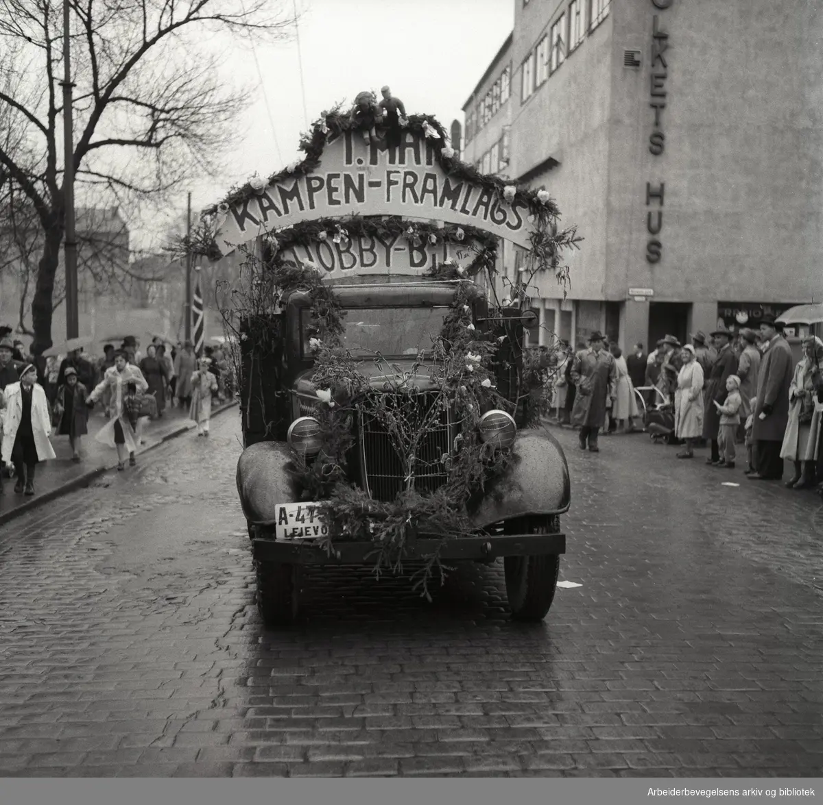 1. mai 1954 i Oslo.Framfylkingens barnetog.Kampen framlags hobbybil...
