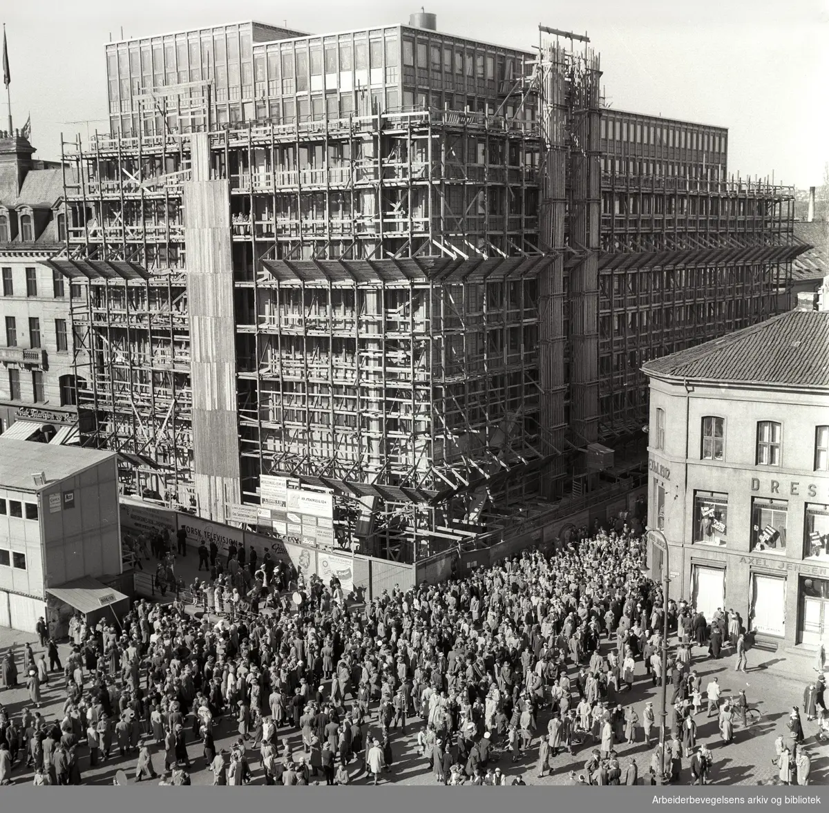 1. mai 1957, Youngstorget. I bakgrunnen: Det nye Folkets Hus bygges.