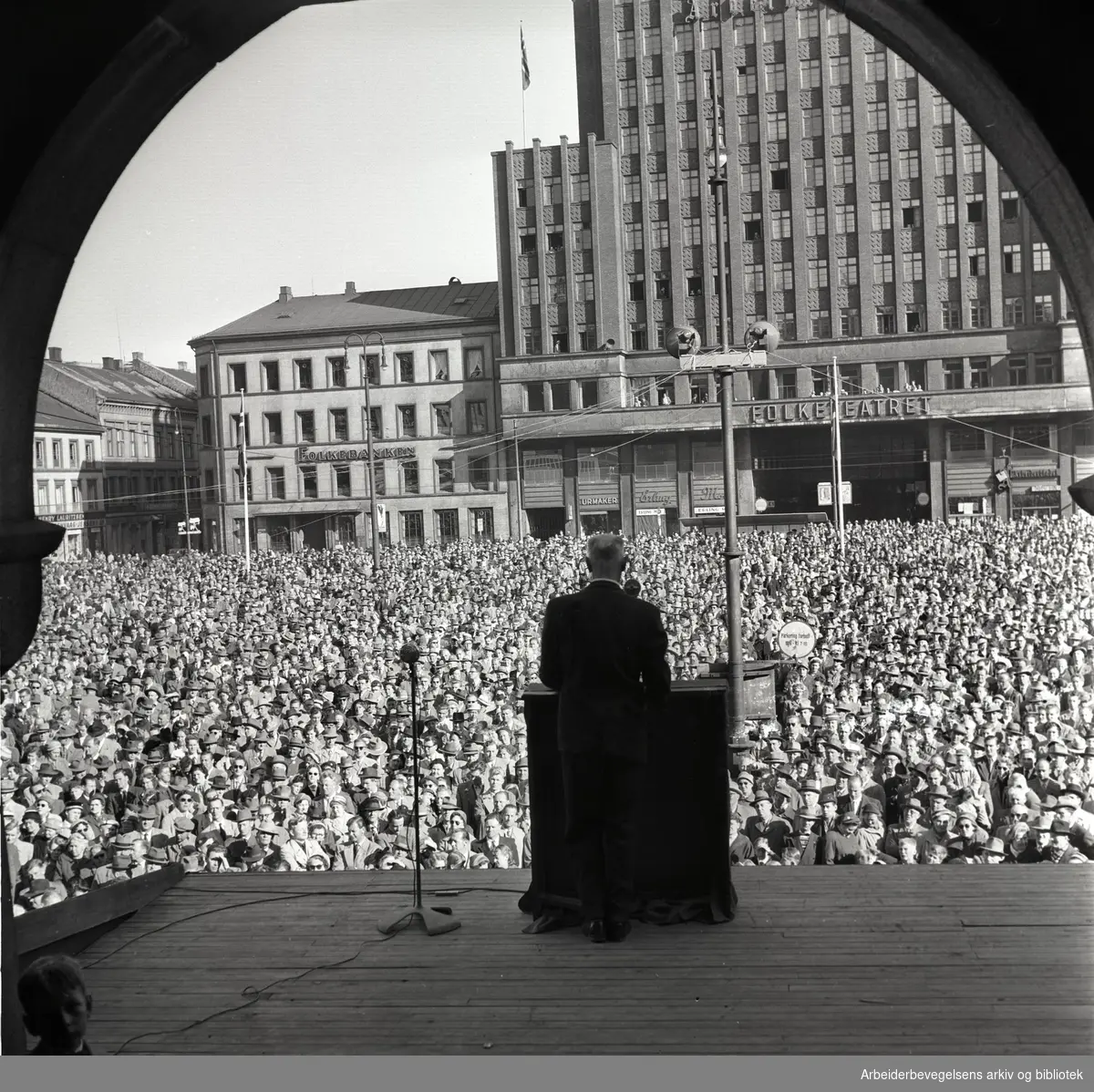 1. mai 1957, Einar Gerhardsen taler på Youngstorget.