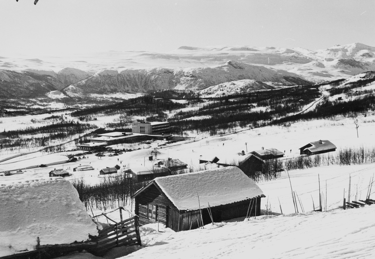 Beitostølen med Beito Høyfjellshotell midt i bilde