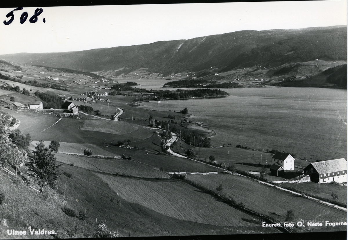 Ulnes, Nord-Aurdal. Utsikt mot sør. Granheimsfjorden med Ulnesbrua midt på bildet. Ulneskyrkja til venstre i bildet.