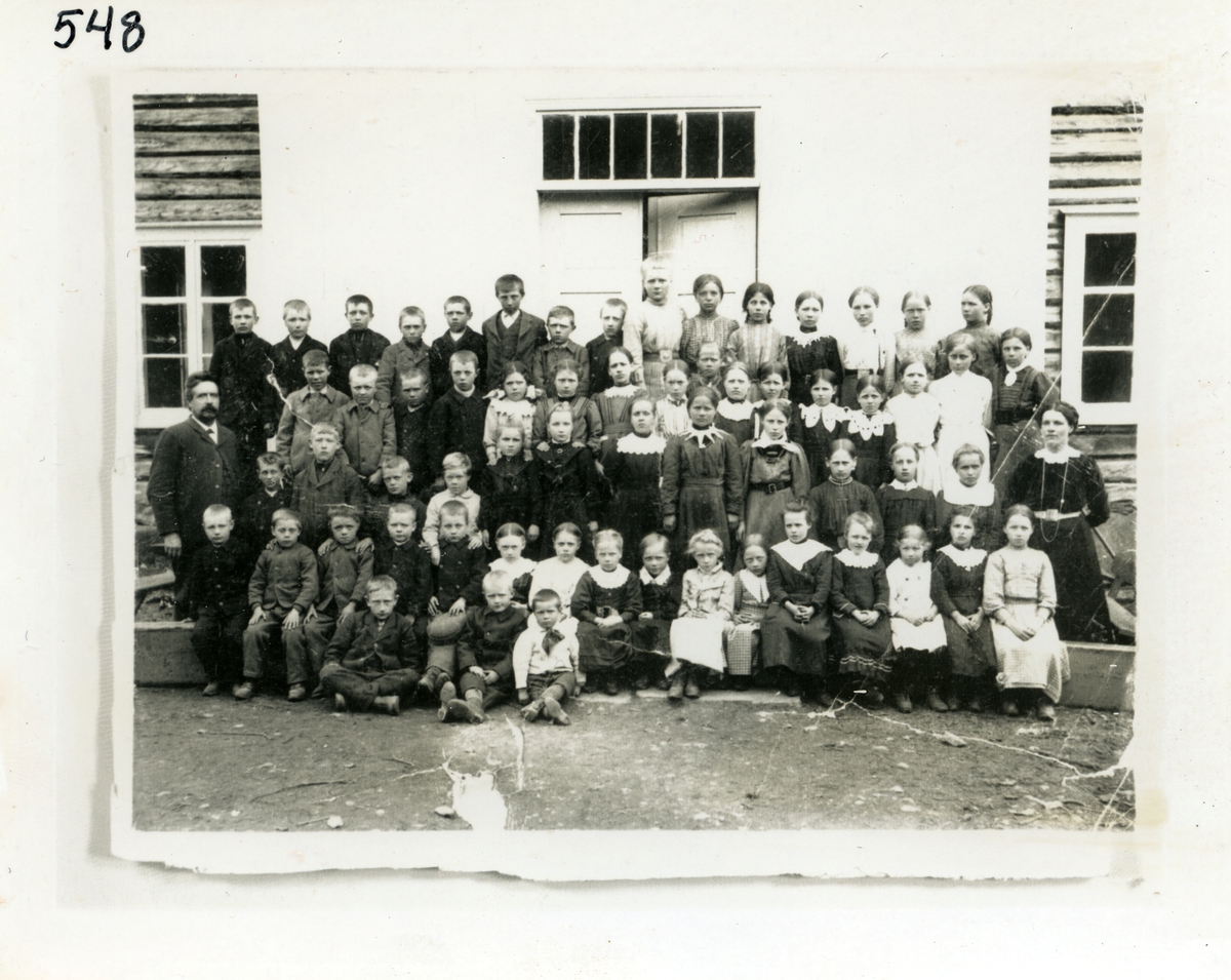 Skolebilde fra Høre skule, Vang,  i 1913. For navn på lærere og elever, se referanser