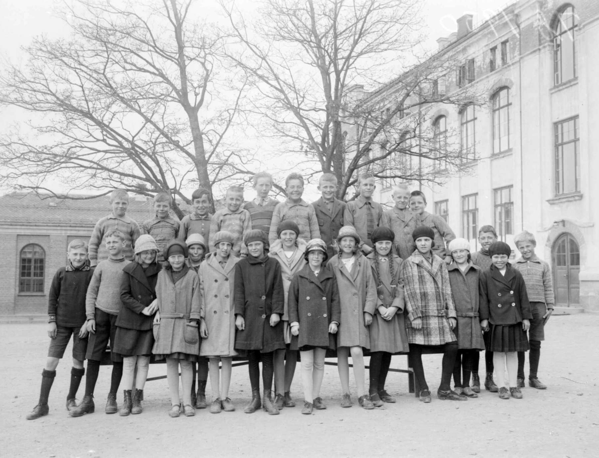 Skoleelever ved Lillehammer folkesskole 7B 1930. Gruppe av skolebarn. Vinter.