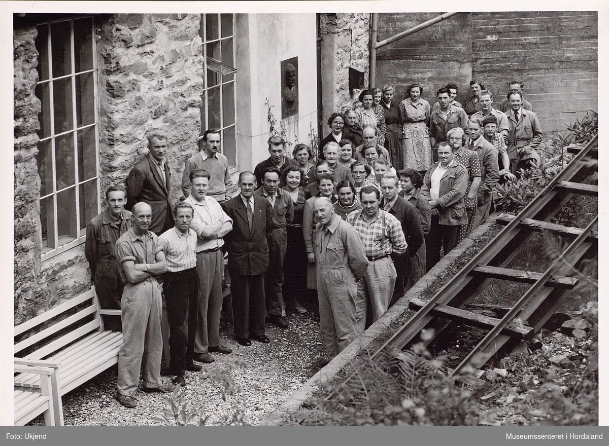 Ein del av arbeidarane ved Trengereid Fabrikker på Trengereid, september 1955.