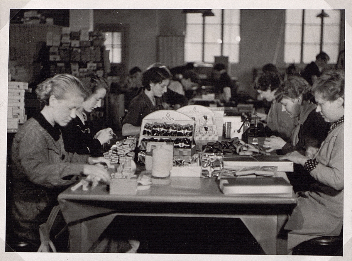 Truleg stillbilete frå film 1934: arbeidarar på Trengereid Fabrikker.