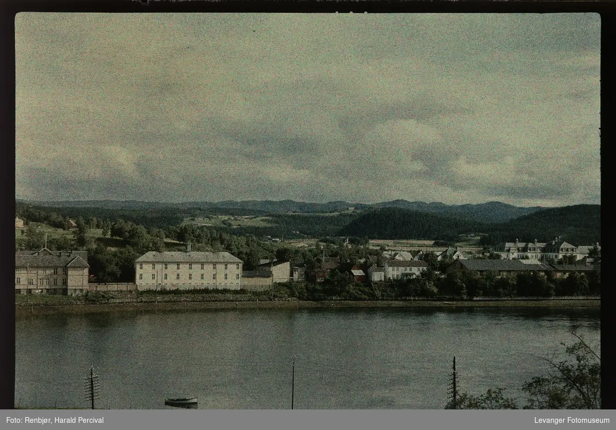 Utsikt mot Levanger fra Korenhaugen, ridehuset og sykehuset.