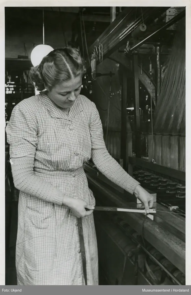 Ulike ledd i produksjonen ved Trengereid Fabrikker, truleg ca. 1950-52. Kvalitetskontroll av varer.