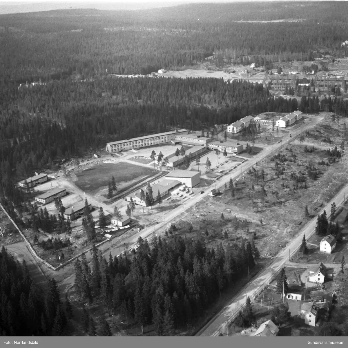 Flygfoto över Hagaskolan som ännu inte är helt färdigbyggd.