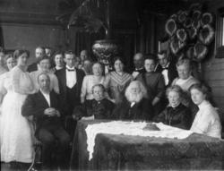 Fotoarkivet etter Gunnar Knudsen. Gruppebilde tatt innendørs