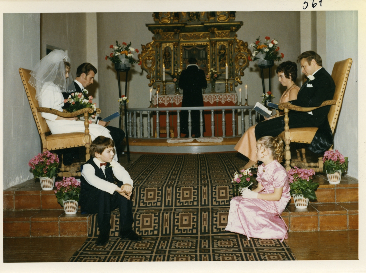 Vielse i ei kirke. Bildet viser brud og brudgom, prest, forlovere og brudepike og brudesvenn.