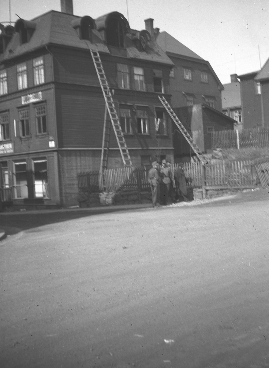 Bilde fra et gateparti i Kirkenes under 2. verdenskrig.