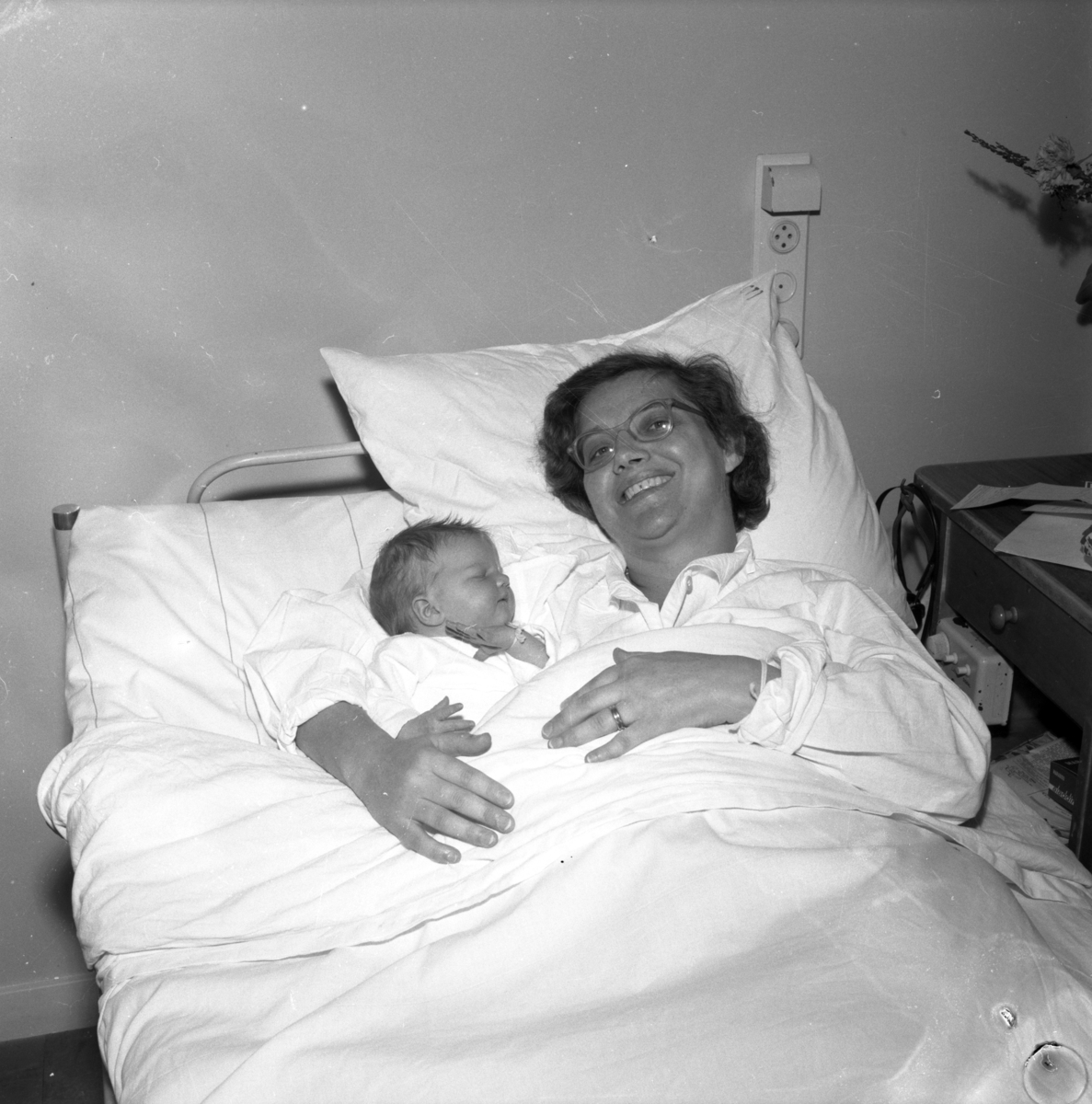 Mamma och nyfött barn på BB i Jönköping den 24 december 1962.
