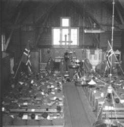 Inne i Karesuando kirke. Dette er antakelig under begravelse