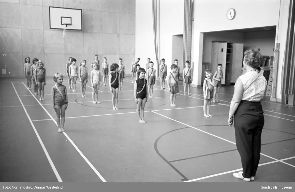 Tomteskolans förstaklassare har gymnastiklektion.