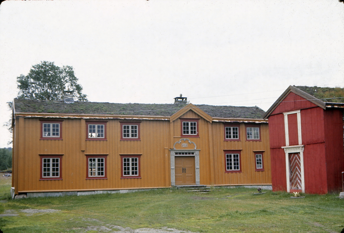 Holm gård, Os i Østerdalen, fra siste del av 1700-tallet. Hovedbygning og stabbur ble fredet i 1924. Bygningene er eksempel på gårdsbebyggelse
hos velbergede bønder i Nord-Østerdal ved overgangen til 1800-tallet.