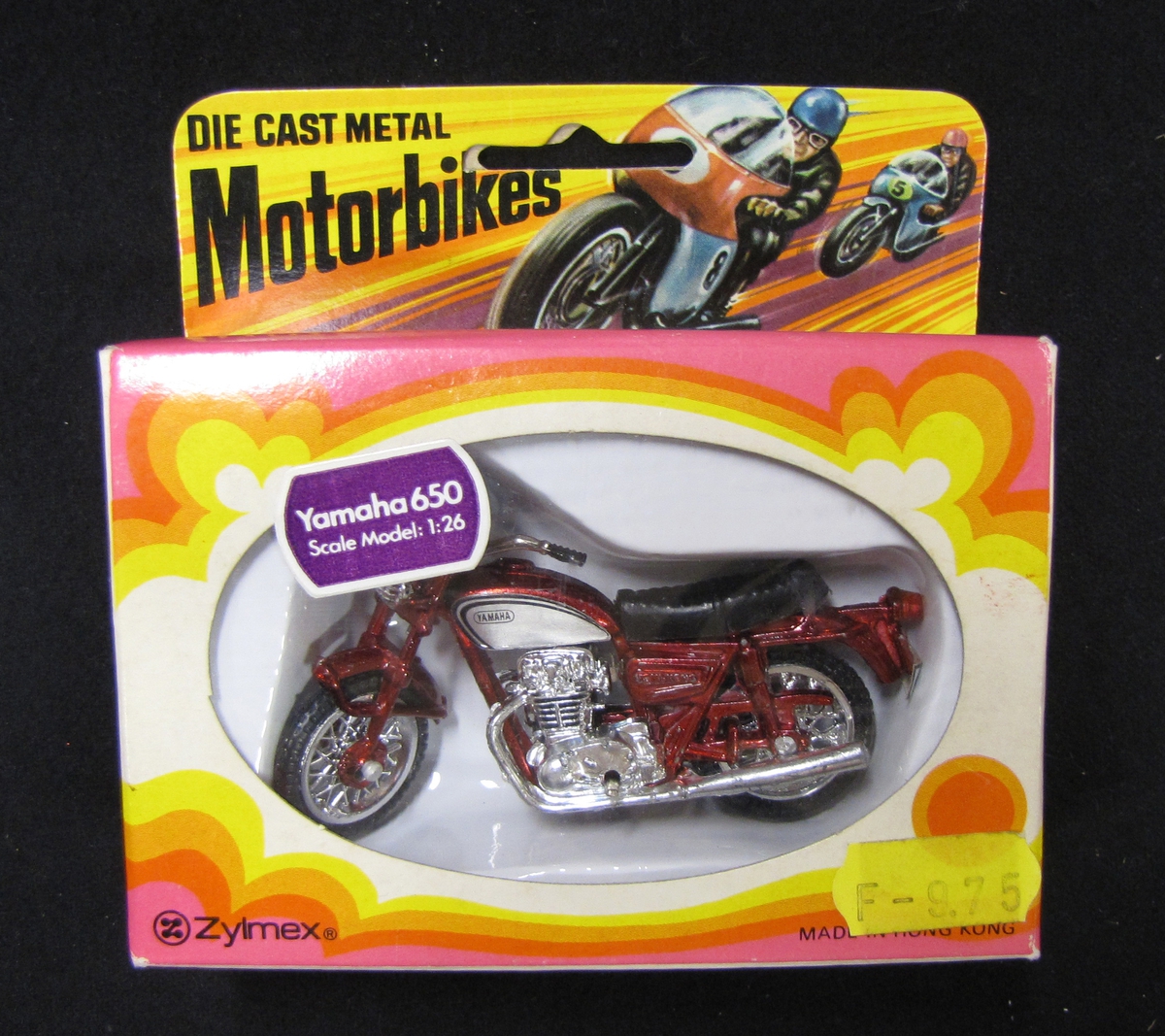 1 st leksaksmotorcykel tillverkade av zylmex, Hong Kong, under 1970-talet. Motorcykeln är av metall, ca. 8 cm lång och ligger  i orginalförpackning. Vid inköp har den kostat 5-9.75 kr. st.