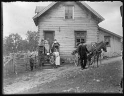 Gruppebilde foran et gård, Fredheim i Langfjorden i Pasvik. 