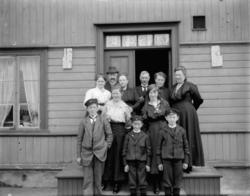 Familien Moe på trappa til Moegården i Indre Kiberg. Fra ven