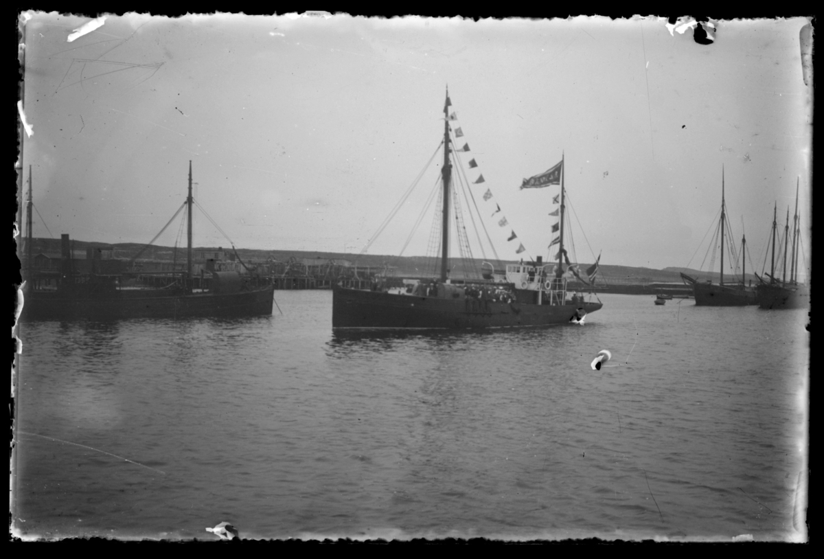 30 manns stort sangkor fra Kr.sund N 'ynglingeforening' med egen båt på sangerferd. Bildet viser båten i Vardø havn.