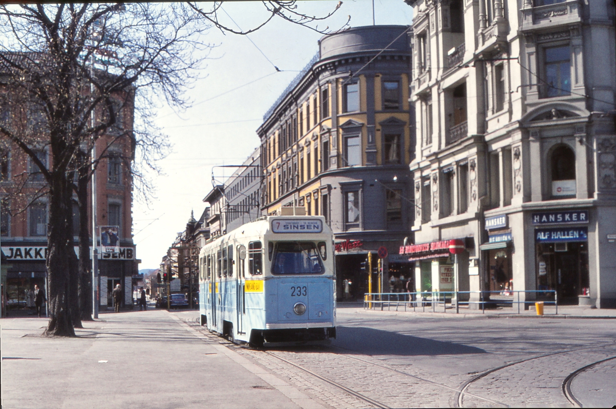 Sinsentrikken, Høka-vogn i Kirkegata ved Stortorvet. Vogn 233, Oslo Sporveier.