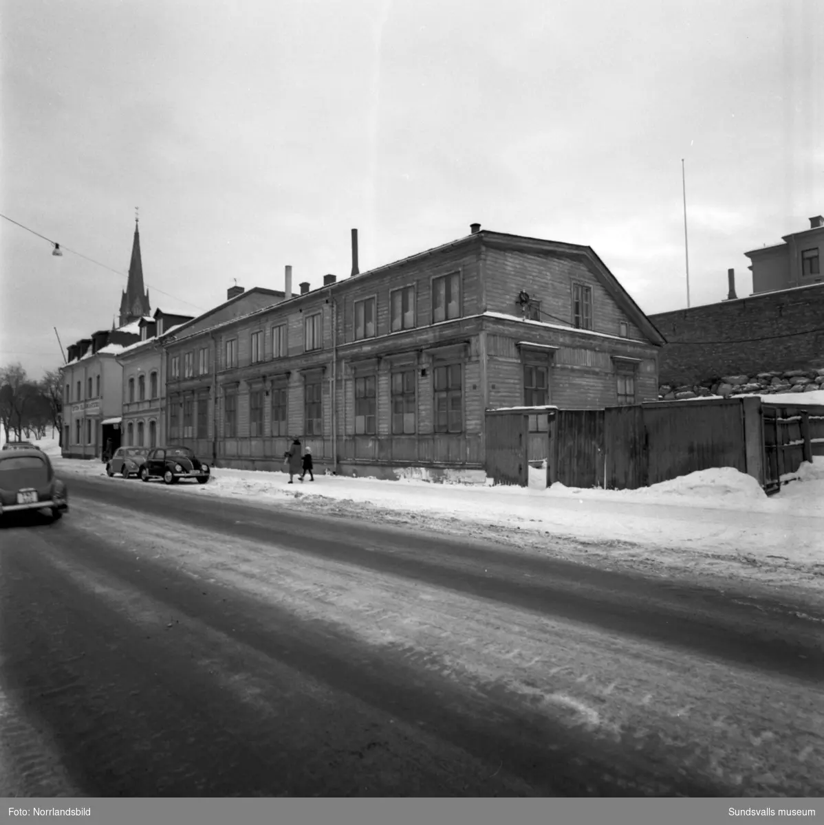 Reportagebilder om lekskolor i Sundsvall. Mest exteriörer av äldre byggnader men även några interiörbilder från verksamheten i en av lekskolorna.