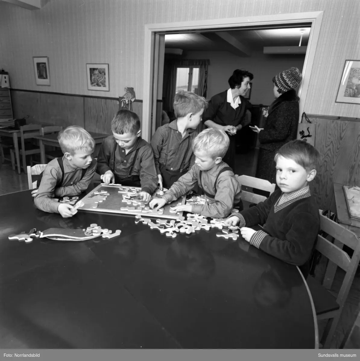 Reportagebilder om lekskolor i Sundsvall. Mest exteriörer av äldre byggnader men även några interiörbilder från verksamheten i en av lekskolorna.